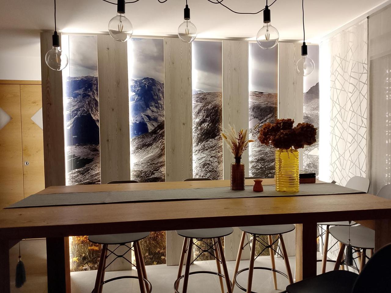 Zona pranzo con pannelli montagna