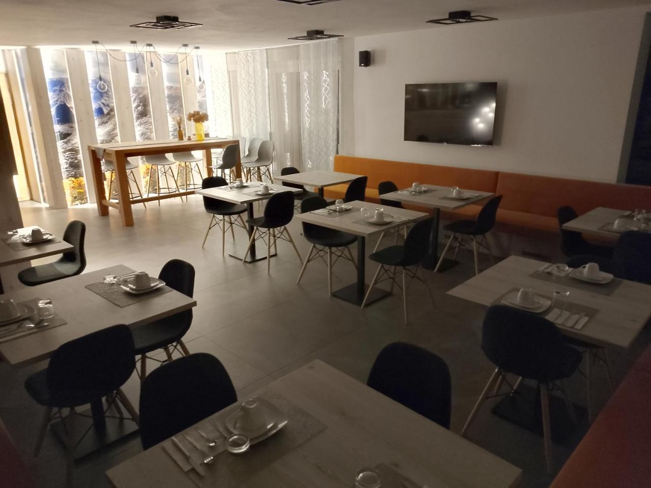 Tavoli apparecchiati per la colazione