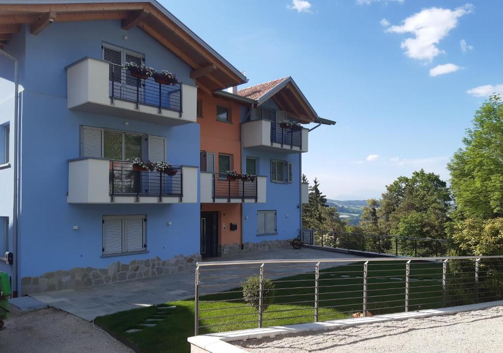 Agritur La Fenice — esterni luminosi della struttura a Novella